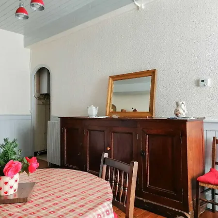 Au Village 1 *